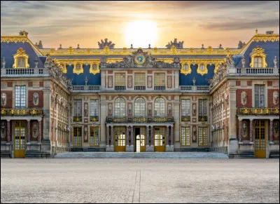 Versailles, un des châteaux les plus célèbres et visités au monde, se situe près de Paris. Associé au Roi-Soleil, il arbore de nombreuses décorations dorées. Il est un exemple et une source d’inspiration pour de nombreux palais du monde comme en Autriche ou en Russie. Il possède également un jardin taillé en formes diverses. Combien de pièces possède-t-il ?