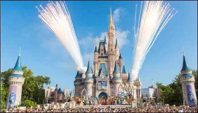 Les châteaux de Disneyland, au nombre de six, ne sont pas anciens, ce sont des faux. Ils sont construits pour des parcs dattractions Walt Disney. Le château de Disneyland dAnaheim, en Californie, est le premier à voir le jour en 1955. Quels pays possèdent des châteaux Disney ?