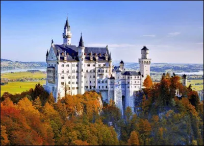 Neuschwanstein, c'est le nom à rallonge de ce château allemand situé près de Füssen, à la frontière autrichienne. Très touristique, il est l'un des plus beaux châteaux au monde. Il a directement inspiré les contes de fées de Walt Disney. Dans quel Land allemand se situe-t-il ?