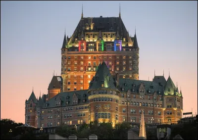 Ce château québécois moderne se situe sur les rives du Saint-Laurent, dans la ville de Québec. C'est aujourd'hui un hôtel de luxe de Fairmont. Colossal, orange et vert, il ne manque pas de se faire remarquer au milieu de la vieille ville. Il est l'hôtel le plus photographié au monde. Quel est son nom ?