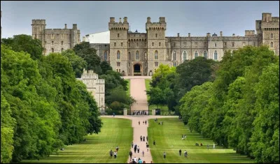 Cet immense château britannique est très ancien. Il a commencé à être construit entre 1000 et 1100. C'est aujourd'hui une célèbre résidence de la famille royale. Le château porte d'ailleurs le même nom que le monarque actuel. Malheureusement, le bâtiment a pris feu en 1992. Quel est son nom ?