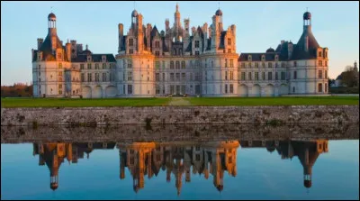 Nous sommes devant le château de Chambord, en France, non loin de Blois dans le Loir-et-Cher. C'est un des nombreux châteaux de la Loire, le plus grand, construit comme résidence royale par François 1er. Parmi ces propositions, quel château n'est pas un autre château de la Loire ?