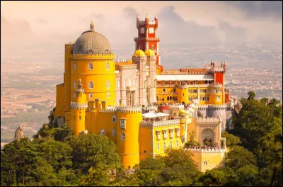 Voici un château très étonnant, aux belles couleurs jaune et rouge. Le palais de Pena se situe sur un mont de la belle ville de Sintra. Construit par un allemand, il est classé monument national. Dans quel pays se situe-t-il ?