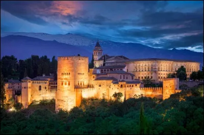 Près de Grenade en Espagne se trouve ce vaste palais, l'Alhambra. Construit dans un style arabe, il est décoré avec de nombreux arches et motifs le rendant unique. Dans quelle région espagnole se situe ce palais ?