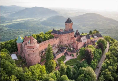 Le château du Haut-Knigsbourg se situe près du village d'Orschwiller. Son nom signifie "haut-château du roi". Il est détruit en 1633 puis reconstruit. Avec sa couleur rose, il est l'un des sites les plus visités de sa région. Dans quel pays se situe-t-il ?