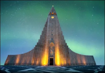 Hallgr&iacute;mskirkja est un nom compliqu&eacute; pour d&eacute;signer simplement une petite &eacute;glise luth&eacute;rienne de Reykjavik. R&eacute;cente, elle date de 1986. L'&eacute;glise peut sembler effrayante, surtout la nuit, mais reste une des plus belles &eacute;glises modernes au monde. Dans quel pays se situe-t-elle ?