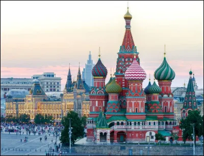 Vous connaissez tous la cath&eacute;drale Saint-Basile-le-Bienheureux en Russie. L'embl&eacute;matique monument se situe sur la place Rouge, &agrave; Moscou. Avec tous ses d&ocirc;mes color&eacute;s elle est le symbole de l'architecture orthodoxe russe. Elle a donc &eacute;t&eacute; copi&eacute;e partout dans le monde. Parmi ces propositions, quelle ville ne pr&eacute;sente pas d'&eacute;glise copie ?
