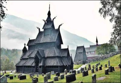 Les pays nordiques aiment les &eacute;glises &agrave; l'allure effrayante. En voici un exemple, l'&eacute;glise de bois de Borgund, totalement noire. Il en existe plusieurs en Norv&egrave;ge, prot&eacute;g&eacute;es par une association. L'&eacute;glise est en effet ancienne et date d'environ 1200. Sur les extr&eacute;mit&eacute;s de cette petite &eacute;glise, on peut voir des t&ecirc;tes de dragons sculpt&eacute;es. Comment appelle-t-on ces &eacute;glises en norv&eacute;gien ?