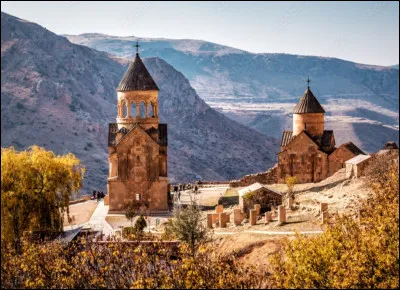 Non loin de la ville d'Eghegnazor se situe le monast&egrave;re de Noravank, b&acirc;ti sur l'emplacement d'&eacute;glises. Datant du XIIIe si&egrave;cle, il est ancien et se situe dans une gorge, au-dessus d'une rivi&egrave;re. Dans quel pays sommes-nous ?