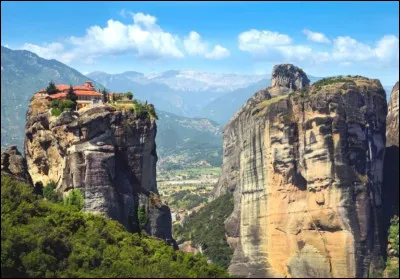 Voici ce qui semble &ecirc;tre le plus impressionnant du quiz. Une s&eacute;rie de 24 monast&egrave;res se trouve tout en haut de ces rochers vertigineux, les M&eacute;t&eacute;ores, pr&egrave;s de la ville de Trikala. Seuls 6 monast&egrave;res sont encore en activit&eacute;. Ils sont difficilement accessibles mais des sentiers creus&eacute;s dans la roche permettent de monter. Dans quel pays se trouvent ces lieux improbables ?
