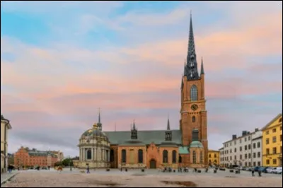 Construite en 1270, cette &eacute;glise scandinave est un des plus anciens b&acirc;timents de Stockholm. C'est ici que se trouvent les tombeaux de la plupart des anciens monarques du pays. Son nom est Riddarholmen, du nom de l'&icirc;le sur laquelle elle se trouve. Dans quel pays se situe la ville de Stockholm ?