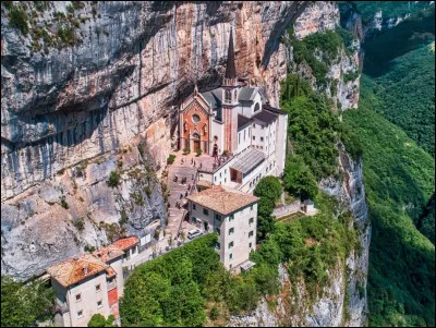 Le sanctuaire Madonna della Corona en Italie est situ&eacute; dans un lieu extr&ecirc;me, un peu comme les M&eacute;t&eacute;ores. Il est suspendu sur la falaise, &agrave; 775 m&egrave;tres, uniquement accessible &agrave; pied. Dans quelle province italienne se situe cet endroit ?