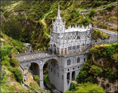 Nous avons ici un des b&acirc;timents religieux les plus &eacute;tonnants au monde, le sanctuaire de Las Lajas. C'est une basilique, construite juste au dessus de la rivi&egrave;re Gu&aacute;itara, &agrave; Ipiales. R&eacute;cente, elle date du d&eacute;but du XXe si&egrave;cle. Dans quel pays sommes-nous ?