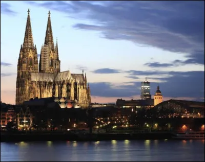 Haute de 157 m&egrave;tres, elle est la seconde plus haute &eacute;glise d'Allemagne apr&egrave;s celle d'Ulm. Une des plus marquantes repr&eacute;sentations du style gothique, la cath&eacute;drale se situe dans la ville du m&ecirc;me nom. Laquelle ?