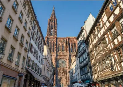 Avec son style gothique, la cath&eacute;drale de Strasbourg en France ressemble fortement &agrave; celle de Cologne. Pendant deux si&egrave;cles, elle a &eacute;t&eacute; le plus haut b&acirc;timent du monde avec 142 m&egrave;tres. Dans quel d&eacute;partement fran&ccedil;ais se situe-t-elle ?
