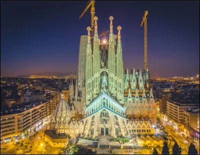 Toujours pas termin&eacute;e depuis 1882, la Sagrada Fam&iacute;lia se situe en Catalogne, en Espagne. Imagin&eacute;e par Antonio Gaud&iacute;, elle a un style tr&egrave;s original et moderne (art nouveau). La fin de la construction est pr&eacute;vue pour apr&egrave;s 2026. Pour l'instant, les grues g&acirc;chent un peu la vue ! Dans quelle ville sommes-nous ?