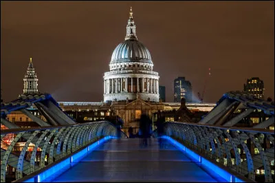Voici la cath&eacute;drale Saint-Paul &agrave; Londres. Elle a surv&eacute;cu au grand incendie de 1666. Imposante, elle est haute de 111 m&egrave;tres environ. Dans quel quartier de Londres se situe cette cath&eacute;drale baroque ?