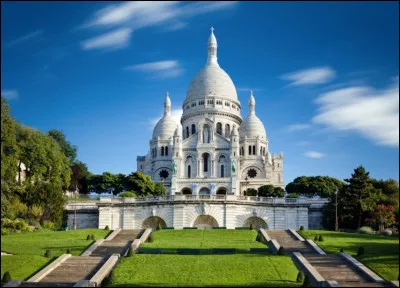 Situ&eacute;e sur les hauteurs de Paris, &agrave; Montmartre, la basilique du Sacr&eacute;-Coeur, totalement blanche, avec ses d&ocirc;mes impressionnants, est un monument embl&eacute;matique de la ville. Pour y acc&eacute;der il faut gravir de nombreux escaliers. En quelle ann&eacute;e sa construction a-t-elle &eacute;t&eacute; achev&eacute;e ?