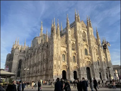 Cette cath&eacute;drale se situe sur la Piazza del Duomo, en Italie. Elle est tellement complexe que 5 si&egrave;cles ont &eacute;t&eacute; n&eacute;cessaires pour terminer sa construction. &Eacute;galement blanche, elle est le troisi&egrave;me &eacute;difice religieux le plus vaste au monde. Dans quelle ville italienne sommes-nous ?