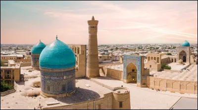 Ville importante dans l'islam et la culture en Asie, Samarcande a été un croisement de civilisations durant toute l'histoire. On y trouve de nombreux édifices religieux caractérisés par leurs touches de bleu, comme le Régistan ou la mosquée Bibi-Khanym. Dans quel pays sommes-nous ?