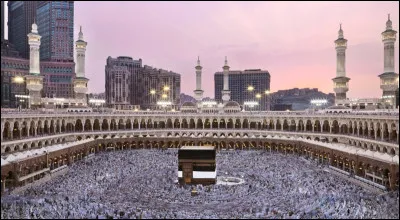 La mosquée al-Harâm, tout simplement de loin la plus grande au monde, est la mosquée la plus sacrée de l'islam. Le centre du monde musulman, la Kaaba est le bâtiment cubique au centre. C'est en direction de ce lieu que les musulmans font leur prière. Dans quelle ville sommes-nous ?