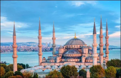 De style ottoman comme la plupart des mosquées turques, voici la Mosquée bleue. Construite au début du XVIIe siècle sous Ahmed 1er, elle est le symbole des différences de religion entre l'Orient et l'Occident, avec aussi la mosquée Sainte-Sophie, anciennement église. Dans quelle ville sommes-nous ?