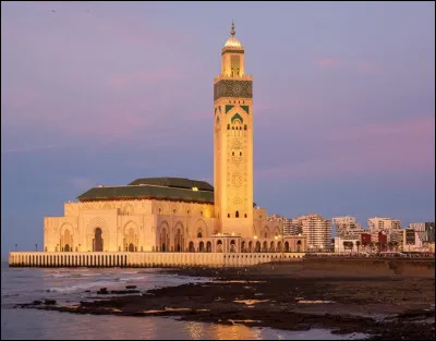Construite pour le roi Hassan 2 du Maroc, cette mosquée possède un des plus hauts minarets au monde, conçu par un Français. Située à Casablanca, elle est en partie construite sur l'océan Atlantique. De quand date-t-elle ?