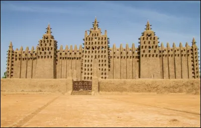 Cette incroyable mosquée située dans la ville de Djenné a la particularité d'être construite en terre ! Dans quel pays africain cette mosquée se situe-t-elle ?