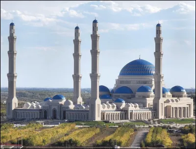 Cette nouvelle mosquée date de 2022. La grande mosquée d'Astana est une des plus grandes mosquées au monde. Elle possède de nombreux dômes bleus, mais le plus énorme est haut de 83 mètres. Les minarets, quant à eux, mesurent 130 mètres. Autant dire que la mosquée est facilement visible à des dizaines de kilomètres ! Dans quel pays sommes-nous ?