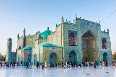 Rawze-i-Sharif est une mosquée d'un magnifique bleu qui se trouve à Mazâr-e Charîf. Elle est ancienne et date du XVe siècle. C'est ici que repose le premier imam chiite. La mosquée est un lieu de pèlerinage pour beaucoup de personnes en...