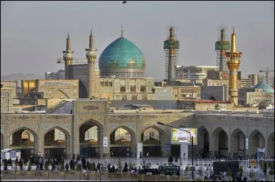 Important sancturaire de l'islam, l'imam Reza se situe dans la ville de Mashhad. Ses nombreuses dorures, son importance dans le monde chiite et son vaste espace attirent 25 millions de touristes chaque année ! Dans quel pays sommes-nous ?