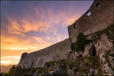 Quel château a été le témoin du massacre des Cathares ?