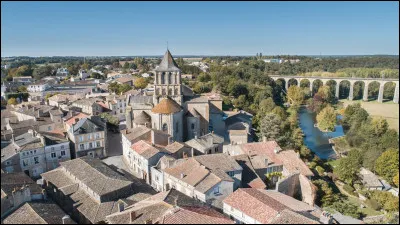 Quelle est cette petite ville de 2 500 habitants dont l'histoire est liée à une puissante famille féodale dont le château a été démantelé au XVIe siècle ?