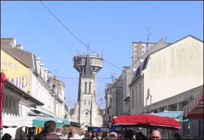 Quelle est cette petite ville de 5 400 habitants située à une quinzaine de km au nord-ouest de Poitiers ?
