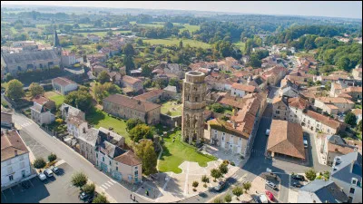 Quel est ce village, situé au sud-est de Poitiers, connu pour le concile qui s'est tenu au Xe siècle dans l'abbaye, instaurant la "Paix de Dieu" ?