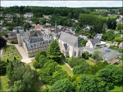 Quelle est cette petite ville de 3 400 habitants, située sur la rive gauche du Clain, à 8 kilomètres au sud de Poitiers et connue pour son abbaye ?