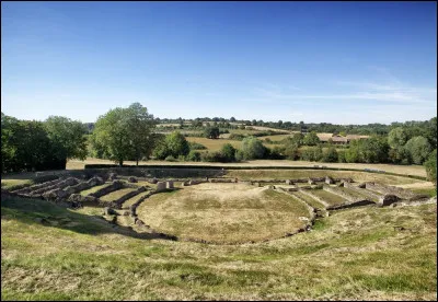 Quel est ce village, situé à l'ouest de Poitiers dans la vallée de la Vonne, où ont été mis à jour un temple, des thermes et un théâtre romains ?