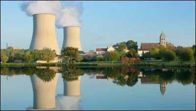 Quel est ce village, situé dans le sud du département, où a été implantée une centrale nucléaire en bordure de la Vienne ?