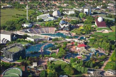 Quel est ce parc de loisirs, ouvert en 1987, situé à Chasseneuil-du-Poitou, qui accueille près de 2 millions de visiteurs par an ?