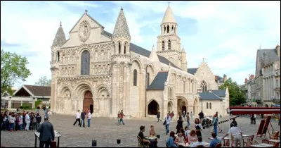 Quel est le nom de cette église romane de Poitiers, célèbre pour sa façade sculptée ?