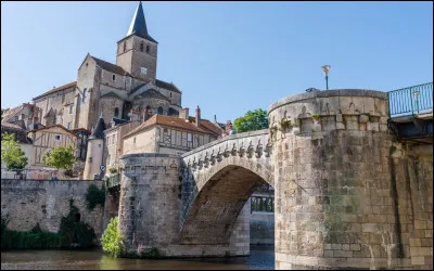 Quelle est cette ville de 5 600 habitants, petite sous-préfecture située dans la vallée de la Gartempe, dans l'est du département ?