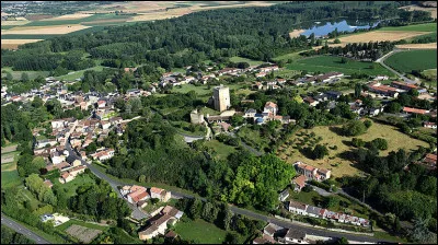 Quelle est cette ville de 6 700 habitants, située dans le nord-ouest du département, où l'on peut voir la "Tour carrée", ancienne tour de guet du château détruit par Richelieu ?