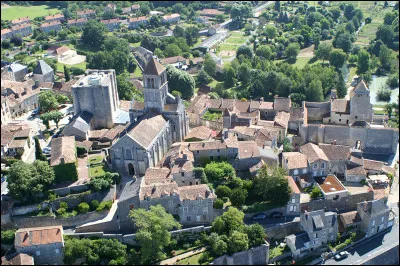 Quelle est cette ville de 7 000 habitants, située dans la vallée de la Vienne, connue pour ses châteaux et pour les sculptures romanes de la collégiale Saint-Pierre ?