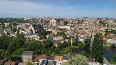 Quelle est cette ville de 7 000 habitants, situ&eacute;e dans la vall&eacute;e de la Vienne, connue pour ses ch&acirc;teaux et pour les sculptures romanes de la coll&eacute;giale Saint-Pierre ?