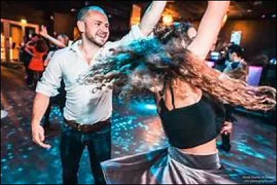 Cordonnier -- Francis Lemarque l'explique très bien : que voulait le petit cordonnier quand il a offert les petits souliers à la belle ?