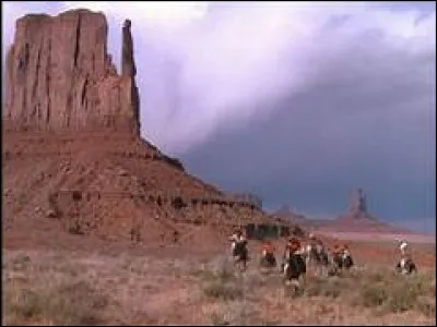 "Tiens voilà l' facteur", nous signale Bourvil, parfois, il roule un peu penché, pourquoi ?