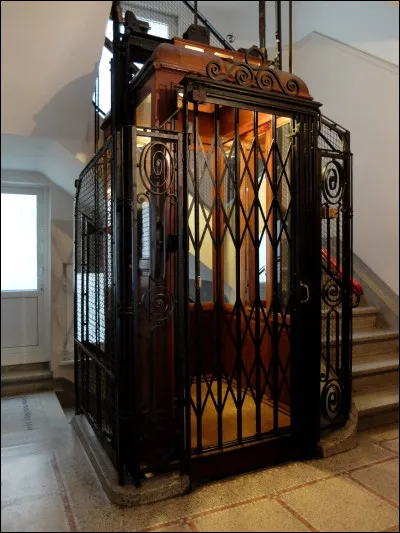 Quel était le premier ascenseur à usage public ?