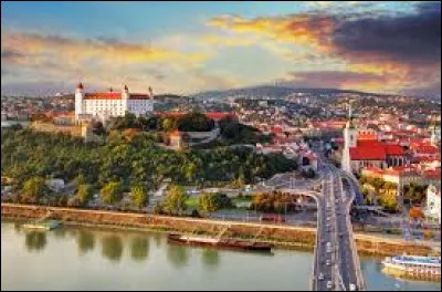Quel pays a pour capitale la ville de Bratislava ?
