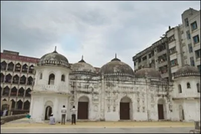 La mosquée Binat Bibi est la plus ancienne mosquée de Dacca. Dans quel pays sommes-nous ?