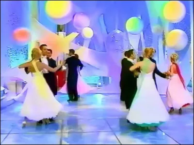 Qui fut l'animateur de "La Chance aux chansons" ? On pouvait même danser sur son plateau ! Photo témoin...